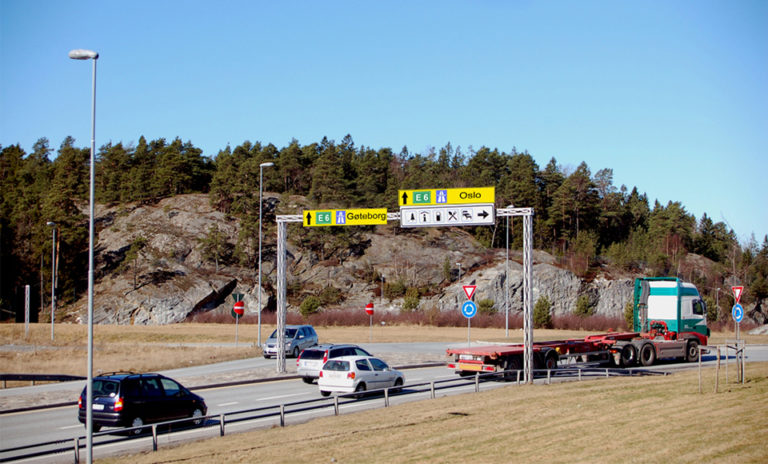 Flere feil i rundkjøring på RV21 ved Halden (Svinesundsparken)!