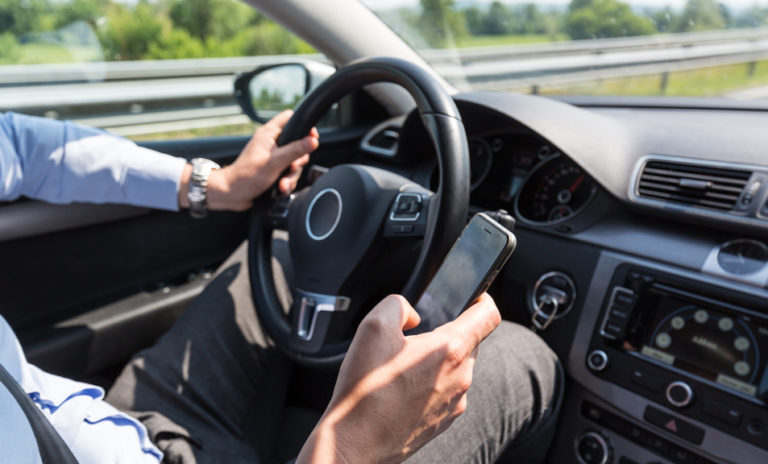 Livsfarlig å taste på mobilen under kjøring!